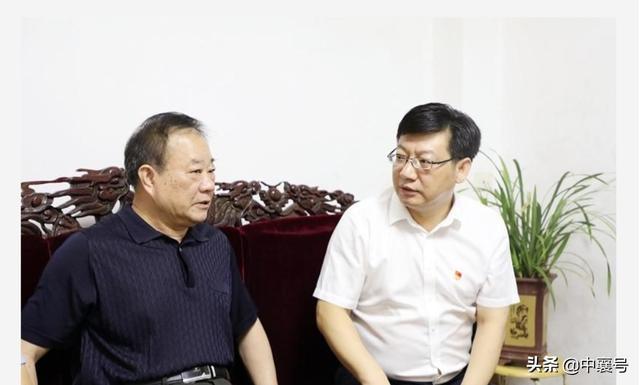湖北省襄陽(yáng)市襄州區(qū)委書記、區(qū)長(zhǎng)劉明鋒走訪慰問離退休老干部