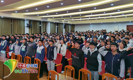 中南財(cái)經(jīng)政法大學(xué)研支團(tuán)在咸豐職校開講團(tuán)課