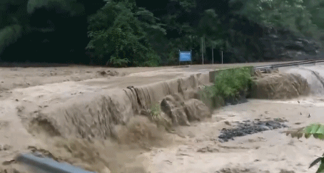 緊急轉(zhuǎn)移97人！湖北省利川市文斗鎮(zhèn)遭受特大暴雨襲擊